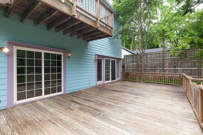 Building Photo - Spacious 6bd/3ba in Grant Park w/ Large Fenced in Backyard & Steps From the Park!