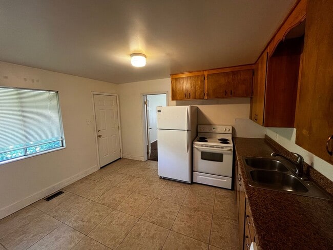 Building Photo - 568-574 E 200 S