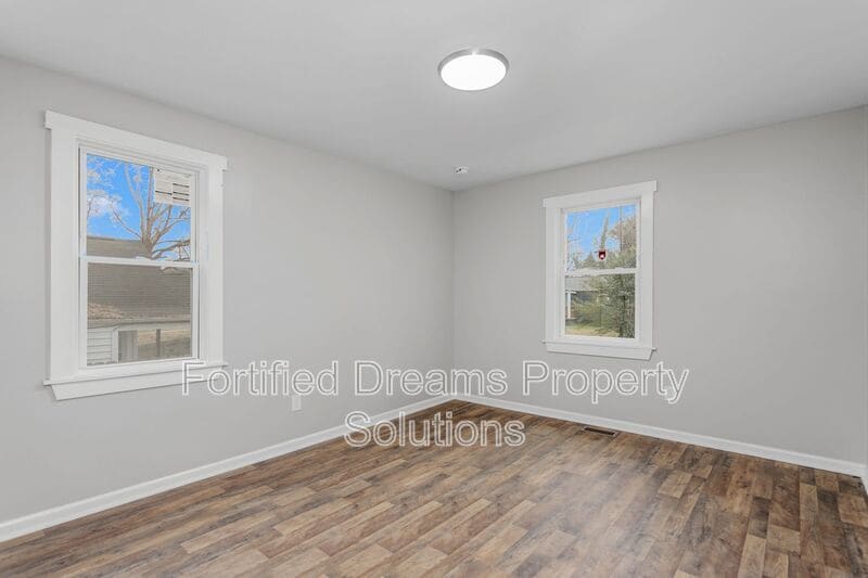 Building Photo - 1903 Larkin St