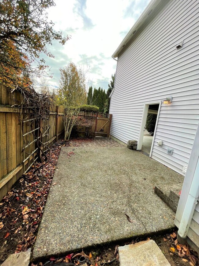 Building Photo - 5736 NE Hidden Creek Dr
