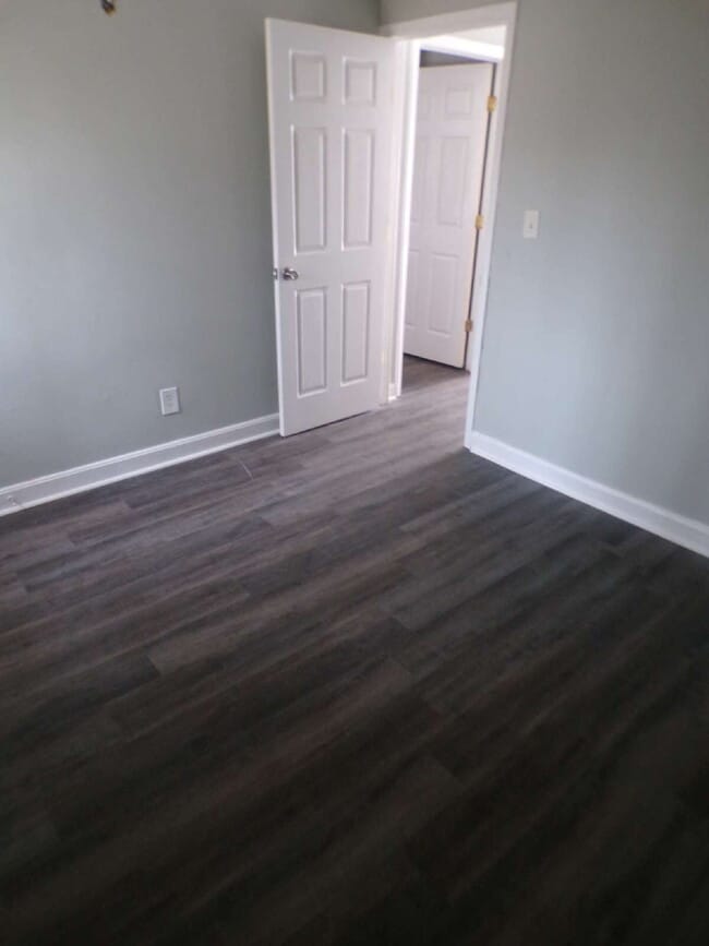 Building Photo - 2 bedroom 1 bath apartment near Church Hill Downs and University of Louisville, all utilities inc...