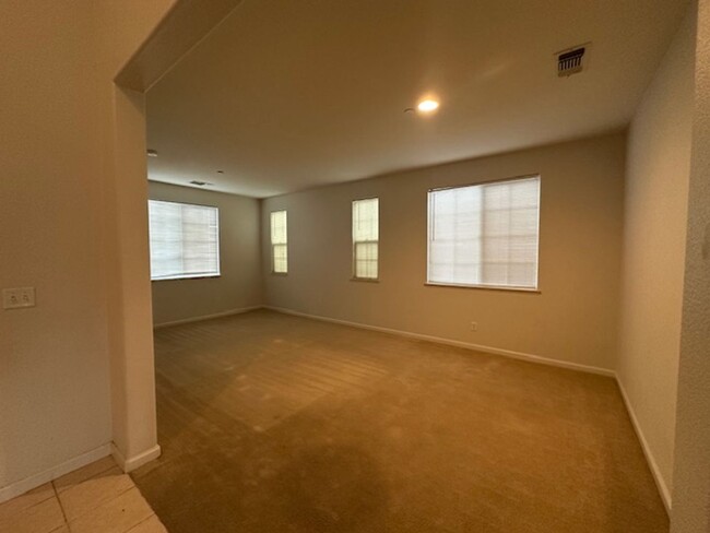 Building Photo - Spacious home in Springlake