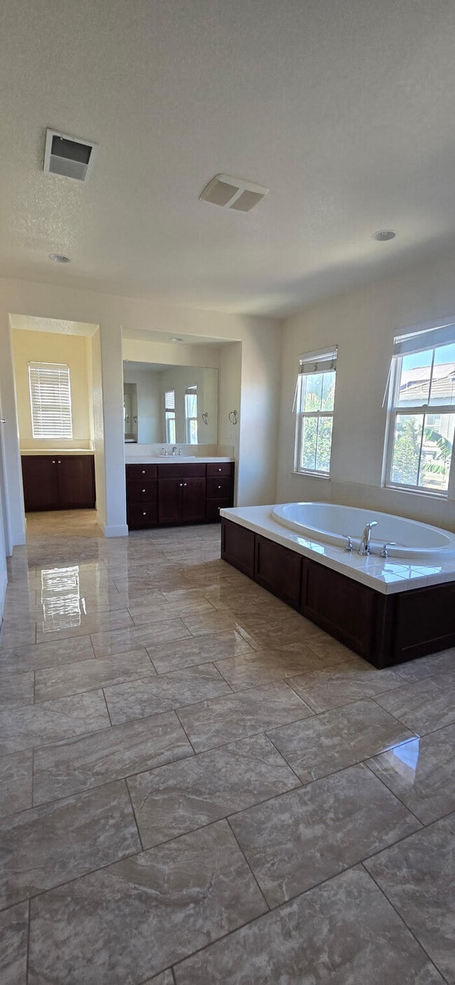 Building Photo - Elegant 4 Bedroom 4 Bath Mountain House So...