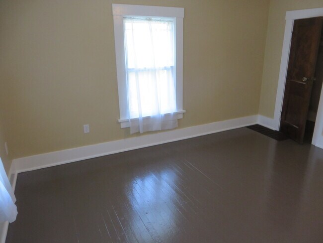 Building Photo - 826 Nuttman Ave