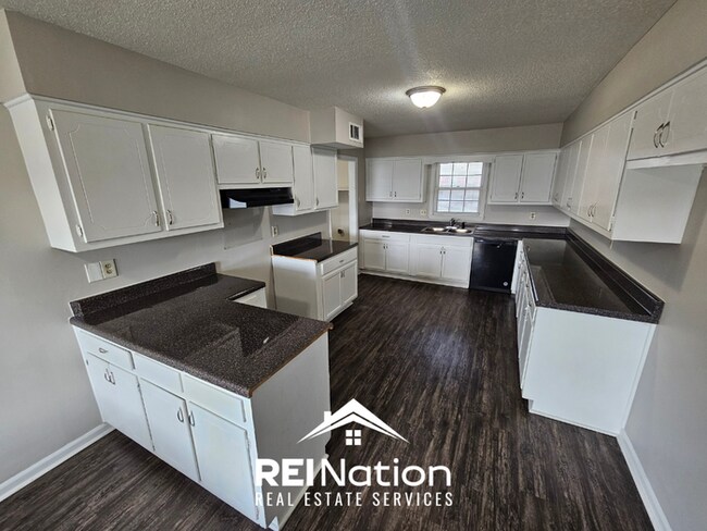 Building Photo - Grand 5BR/3BA East Memphis Estate | 2,603 Sq Ft, Hardwood Floors, Fireplace & Large Yard
