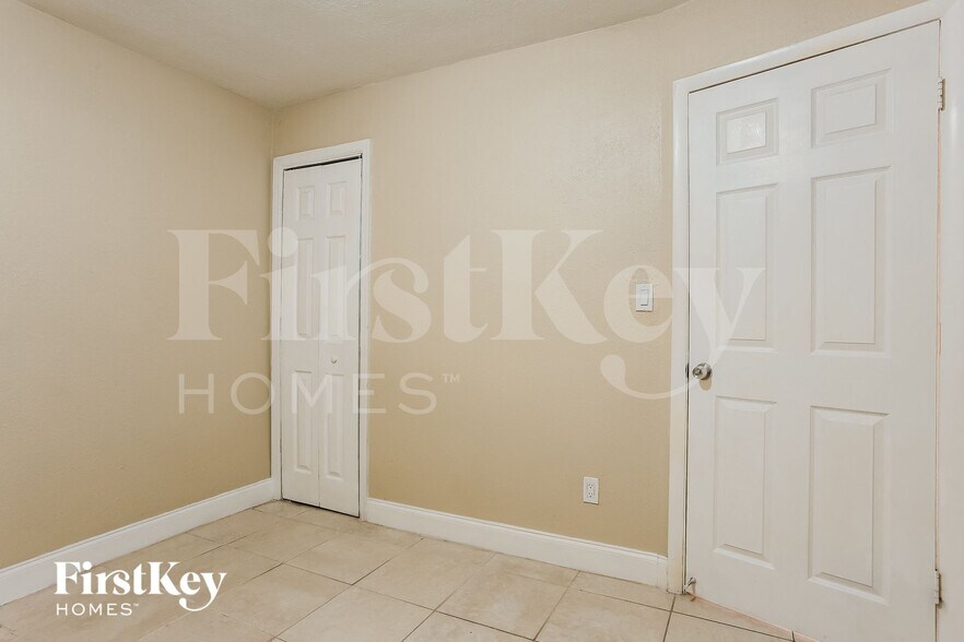 Building Photo - 4030 NW 8th Terrace