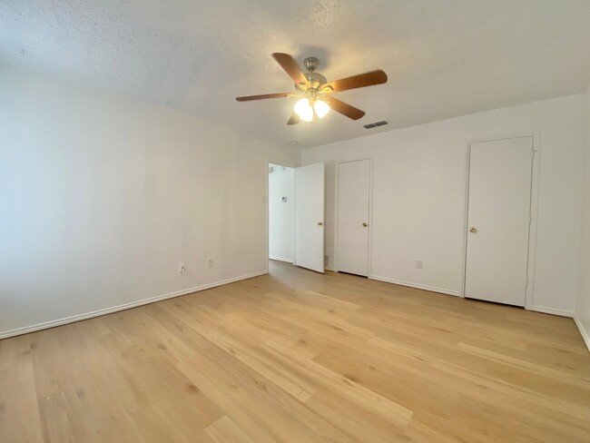 Building Photo - 3 bed 1 bath now available in southeast Lu...