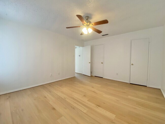 Building Photo - 3 bed 1 bath now available in southeast Lubbock