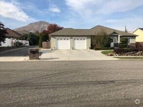 Building Photo - Great location with lots of amenities! 4 b...