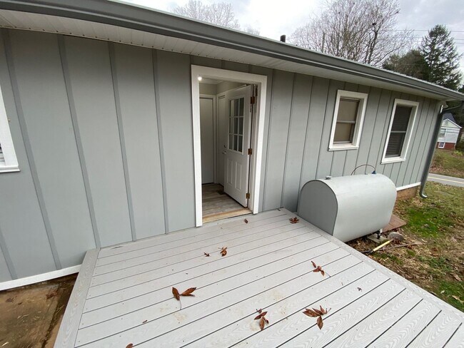 Building Photo - West AVL - Remodeled and Ready!