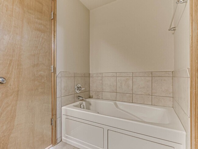 Building Photo - 4 Bed | 2 Bath | 2 Car Garage - Edmond Schools - North Hampton Addition