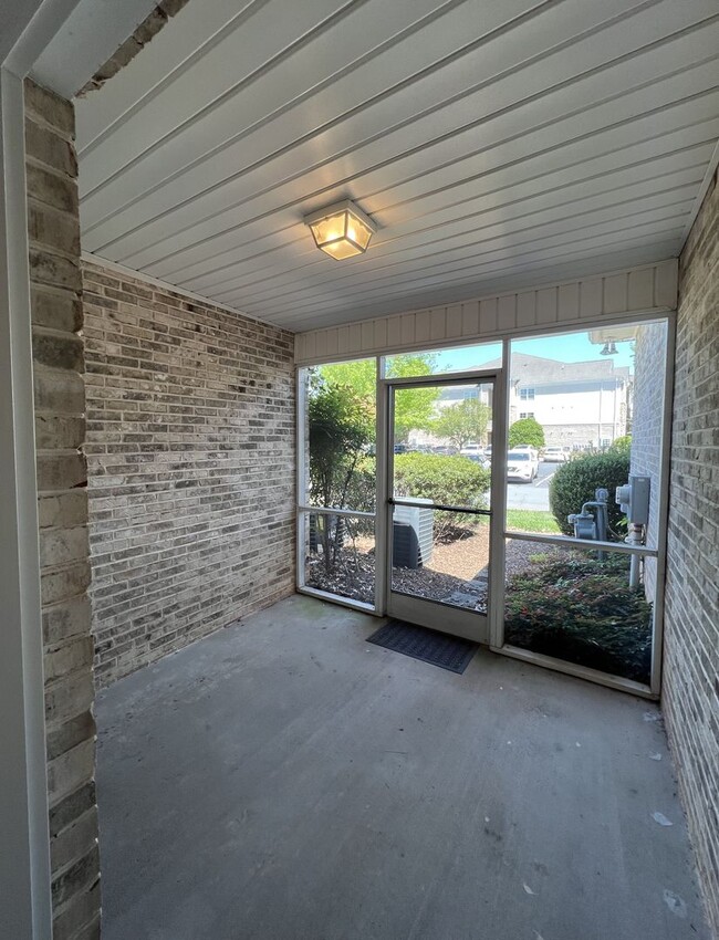 Building Photo - Townhouse For Rent