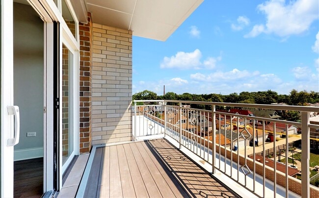 Building Photo - 4758 N Laramie Ave