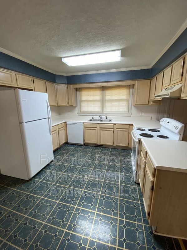 Building Photo - 401 Shannon Way