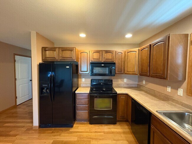 Building Photo - 2-bedroom, 2-bath Duplex in Champaign, IL