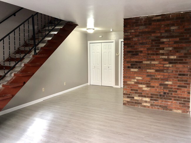 Building Photo - Dorset Apartments