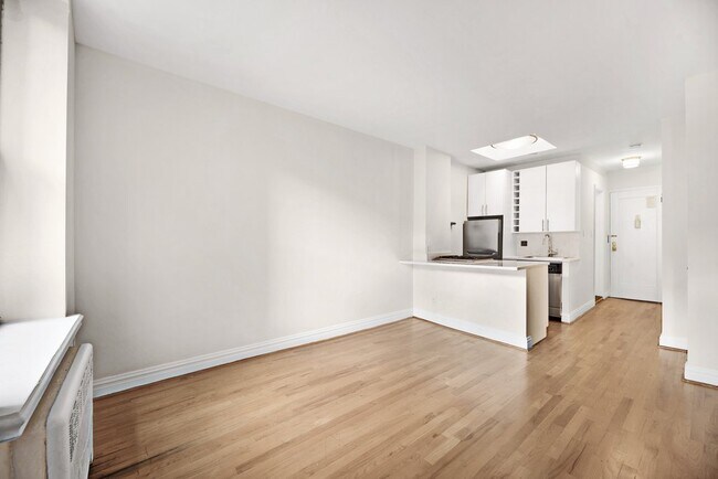 Building Photo - 122 E 27th St