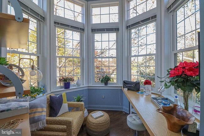 Building Photo - 1596 N Colonial Terrace