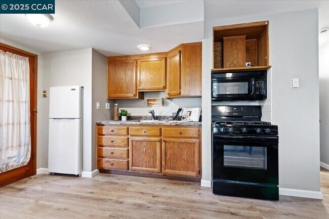 Building Photo - 207 Midway Dr