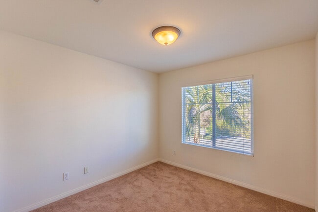 Building Photo - SIngle Family House for Rent in a quiet co...