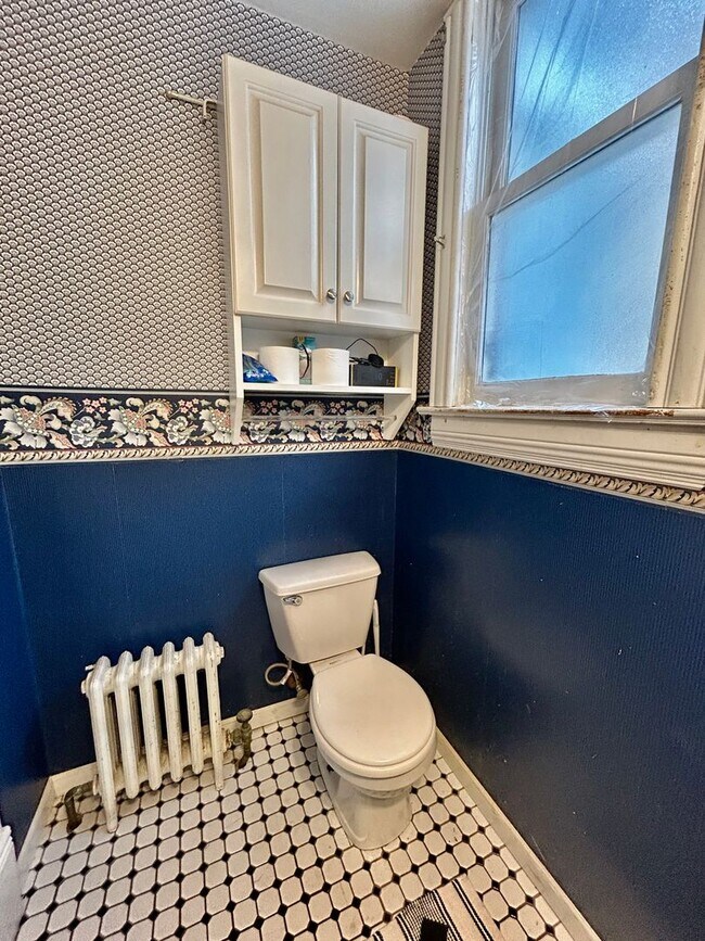 Building Photo - 2115 E 1st St