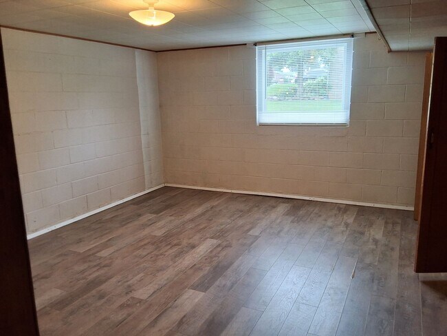 Building Photo - Beautiful 3 Bed, 2 Bath with walk out fini...