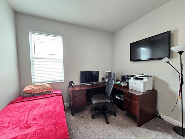 Building Photo - 1556 N River Cir