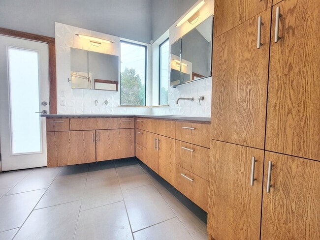 Building Photo - 325 Southwind Rd