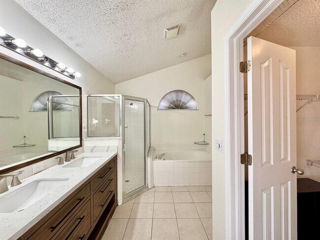 Building Photo - 10028 Oasis Palm Dr