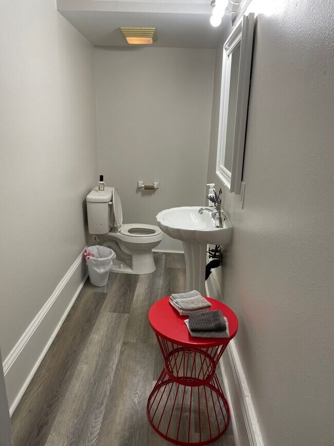 Building Photo - Spacious 2BD/2.5 BATHS! Across from Langen...