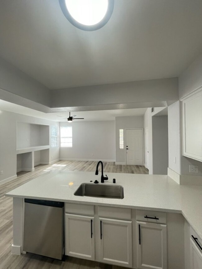 Building Photo - BEAUTIFUL CUSTOM CONDO IN DOWNTOWN SUMMERLIN