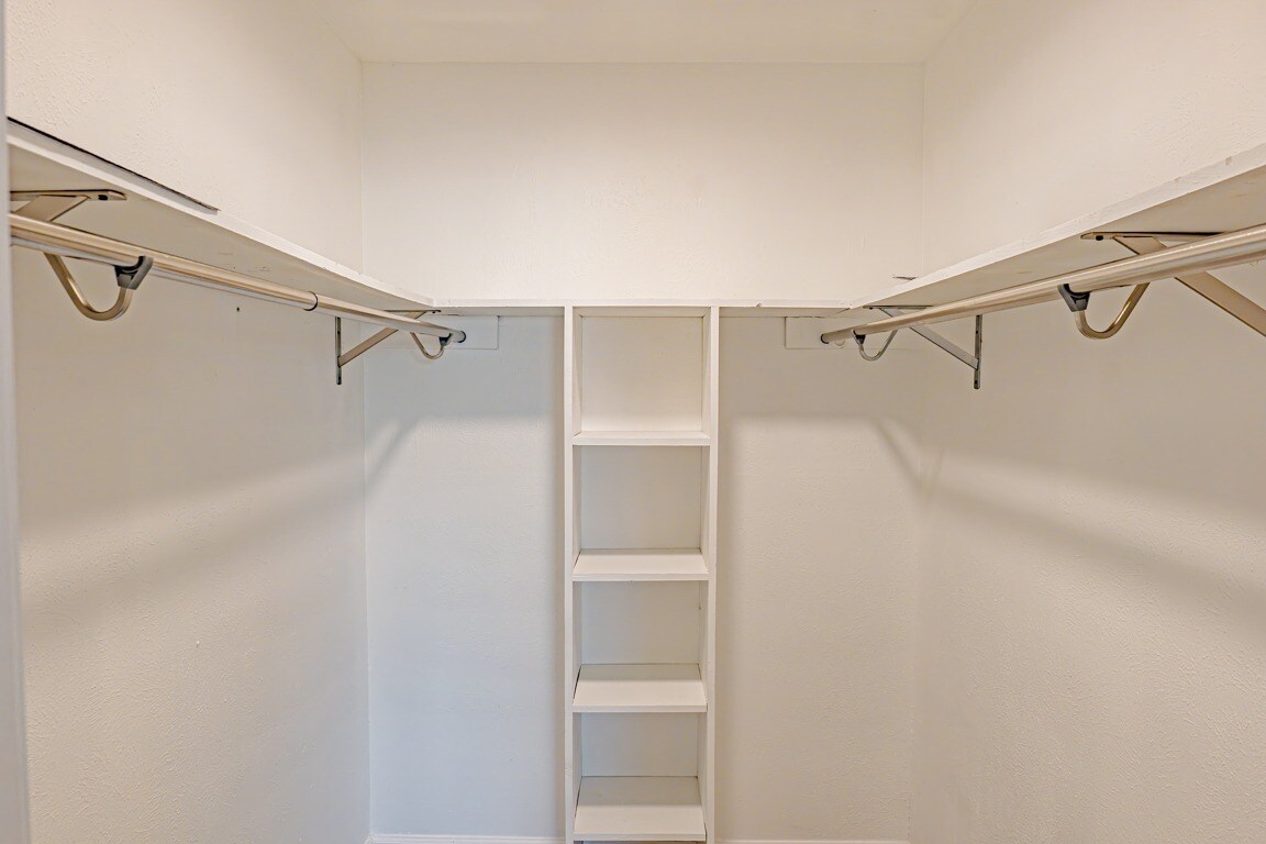 Building Photo - 8087 Meadow Rd