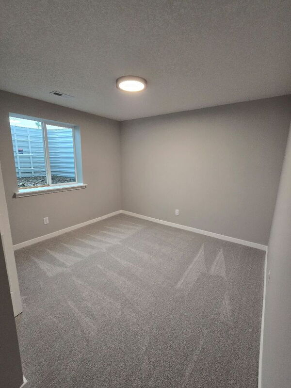 Building Photo - 300 SE Red Fern Dr