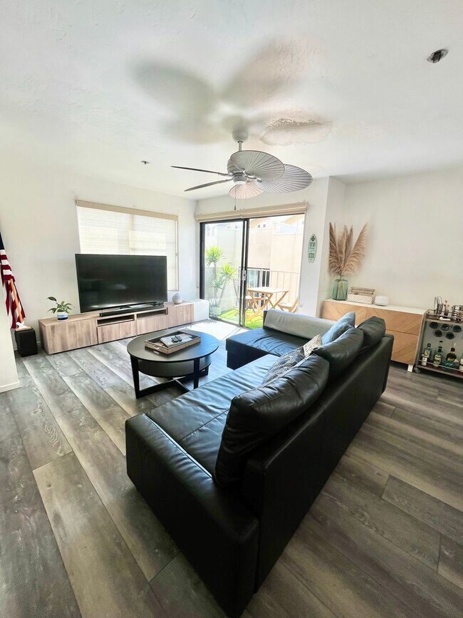 Building Photo - Live in Luxury Right on the Bay! Assigned Parking! Peek A Boo Bay View!