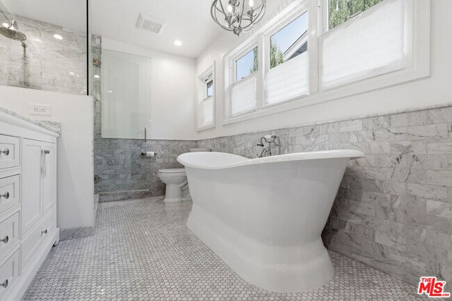 Building Photo - 5516 Bluebell Ave
