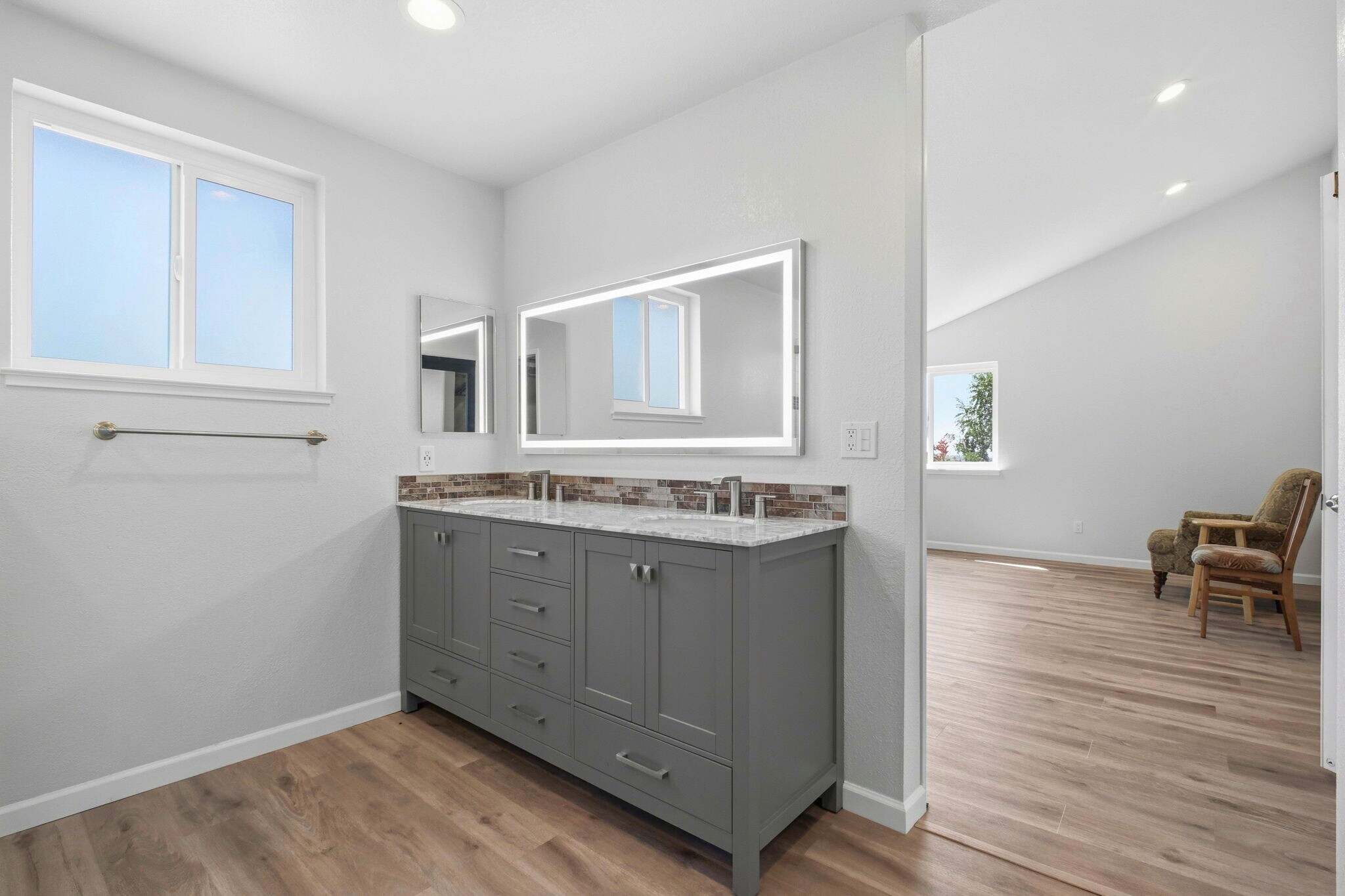 Building Photo - 6001 Castlebrook Dr