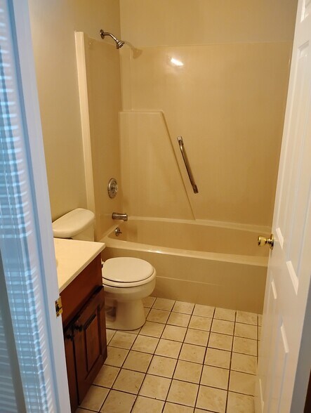 Building Photo - 509 N Pointe Crk