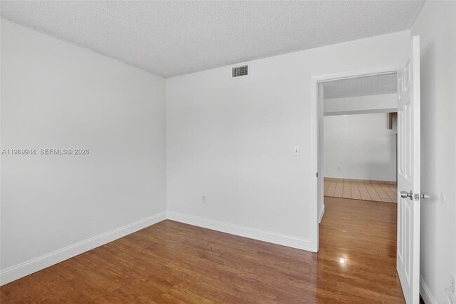 Building Photo - 400 Palm Cir W