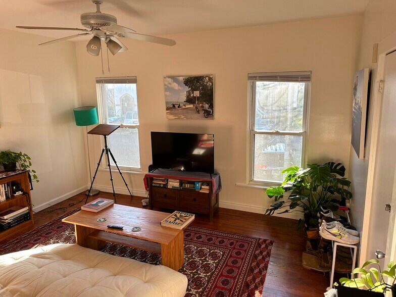 Building Photo - 3005 Huntingdon Ave