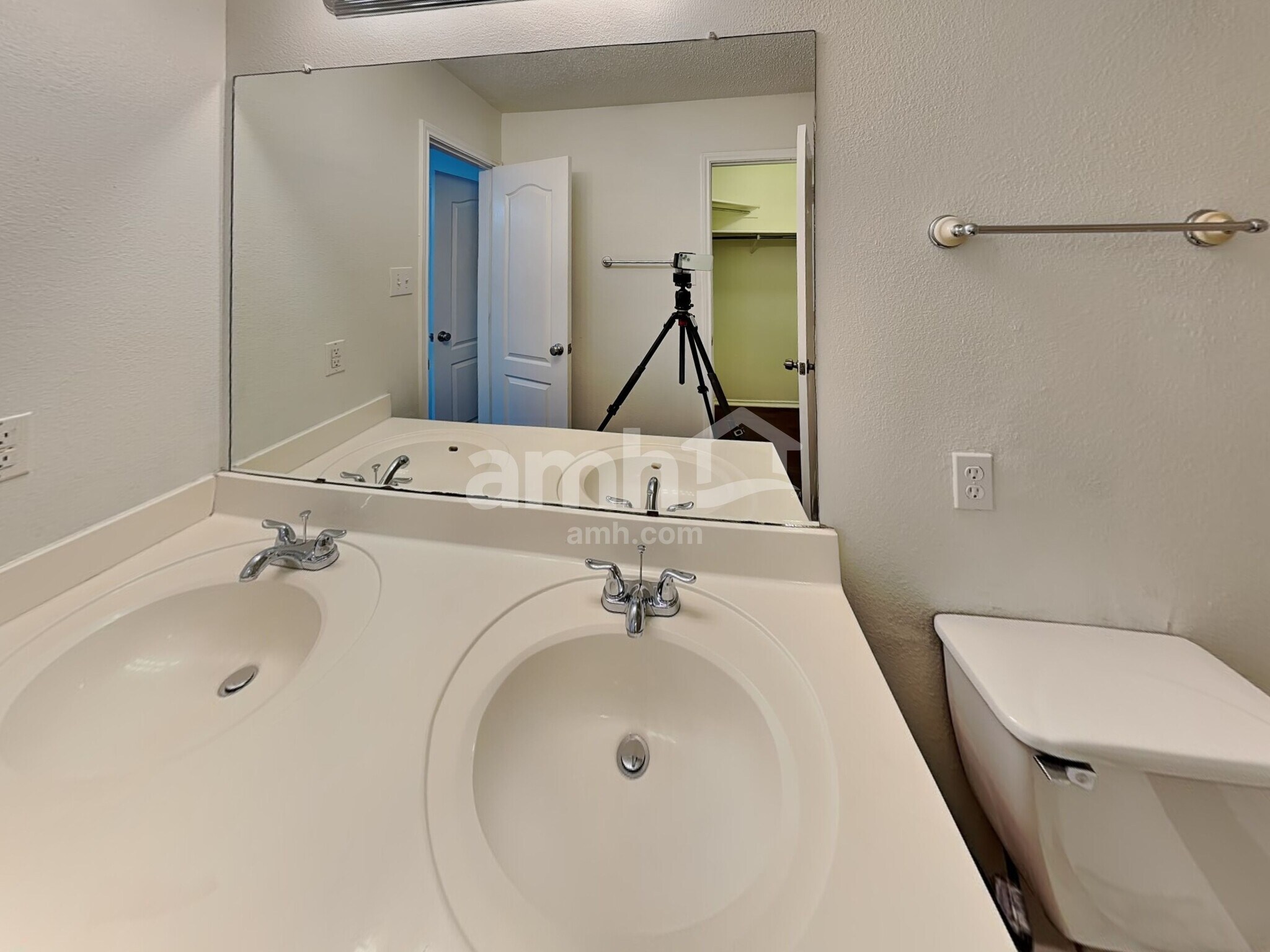 Building Photo - 33 Messenger Crk