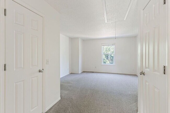 Building Photo - Immaculate 2-Story Townhome with Fireplace...