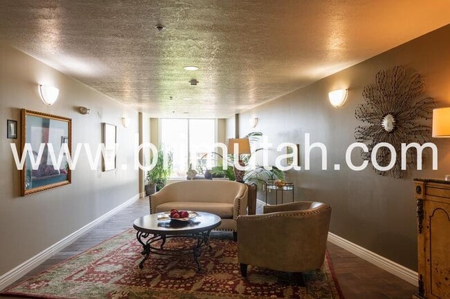 Building Photo - 3075 E Kennedy Dr