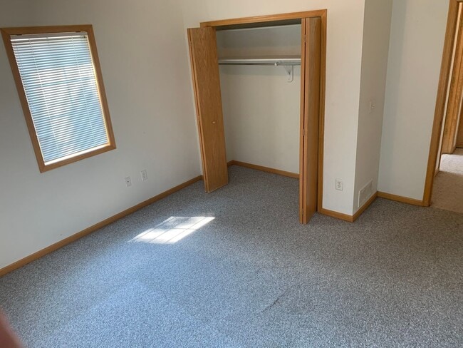 Building Photo - Beautiful 2 Bedroom + Loft  End Unit Townhome in Loveland!