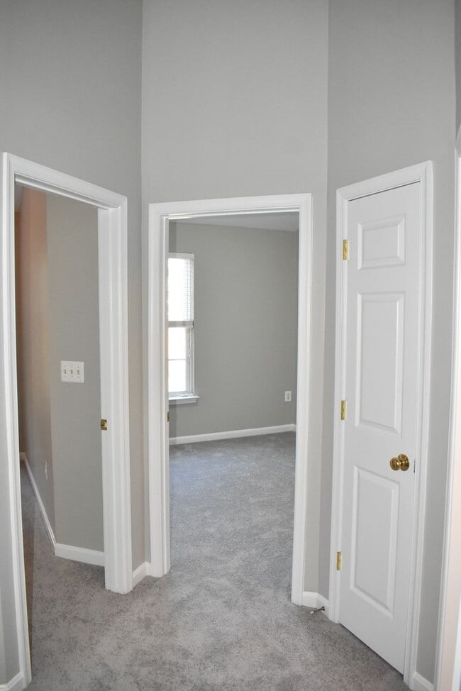 Building Photo - North Stafford End Unit Townhome !!