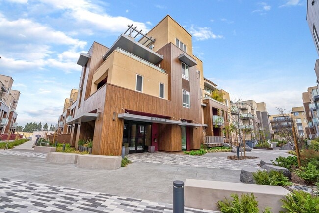 Building Photo - Gorgeous penthouse condo in East Industrial neighborhood – Fremont!