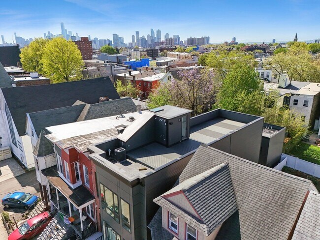 Building Photo - 169 Bowers St