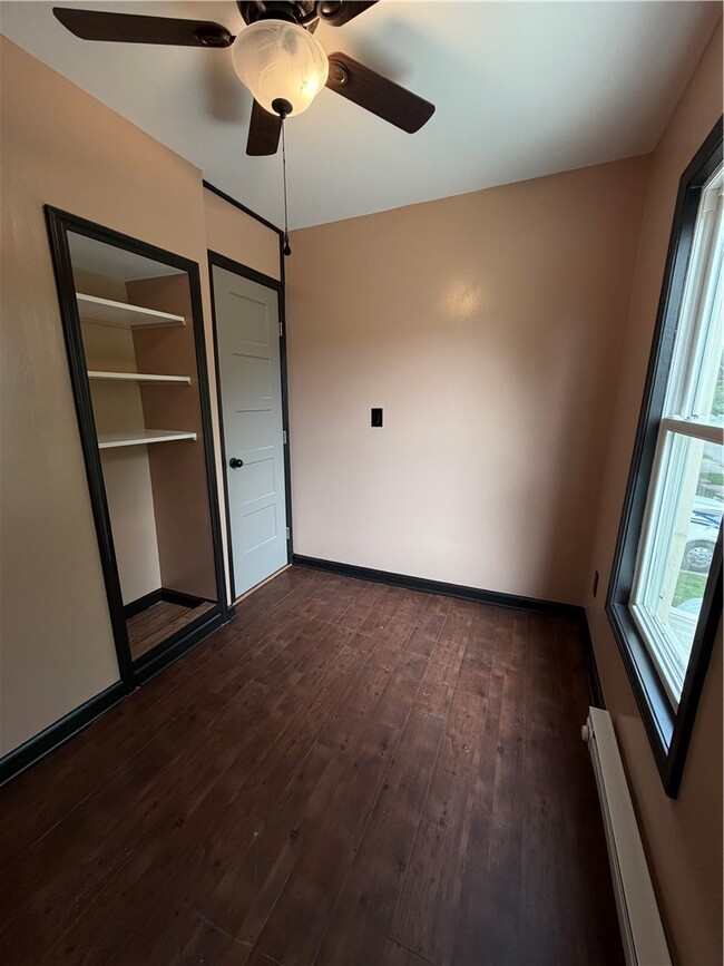Building Photo - 210 W Oak Orchard St