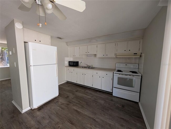 Building Photo - 7201 Rhinebeck Dr