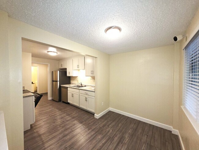 Building Photo - Large 2 bedroom 1.5 bath 2 car garage townhouse new custom flooring and paint throughout with new...