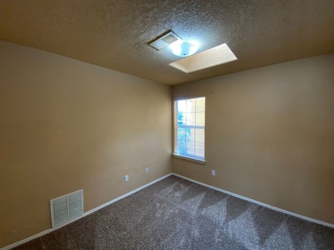 Building Photo - 3 Bedroom Single Story Home Near Unser Blv...